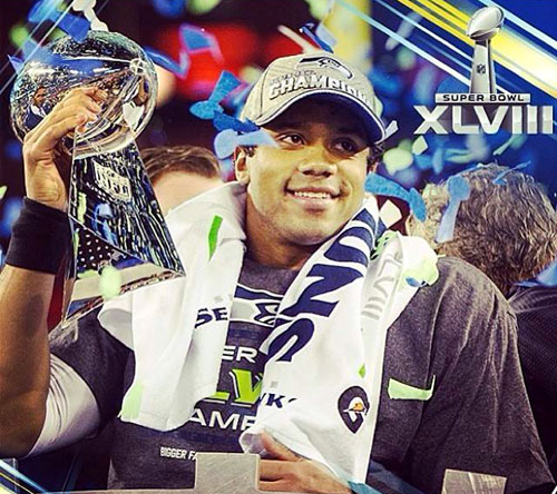 슈퍼볼 챔피언컵을 들어 올리며 환호하는 시애틀 시혹스 쿼터백 러셀 윌슨