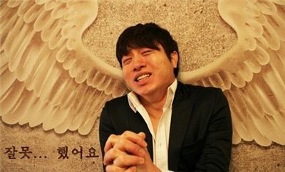 개그맨 유상무가 첫 CCM 앨범 발매에 감사하며 자신의 트위터에 한 장의 사진을 올렸다.  ©유상무 트위터