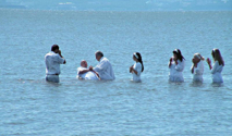 침례가 진행되는 모습(상기 사진은 기사 내용과 직접적 연관이 없음).