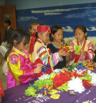 지난해 열렸던 추석잔치에서 아이들이 즐겁게 행사에 참가하고 있다. 