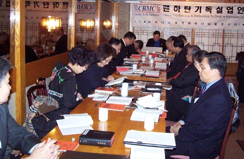 신석환 목사가 '허탈의 밤을 지낸 후'라는 제목으로 말씀을 전하고 있다.