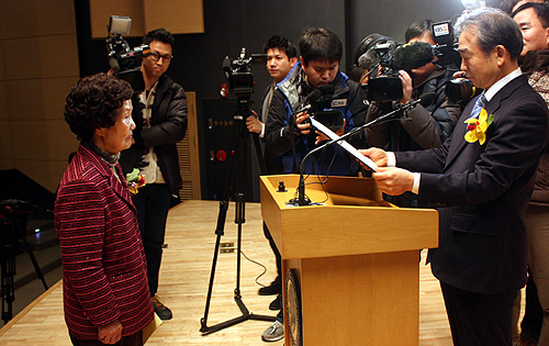 명예졸업식에서 손동희 권사가 졸업장을 수여받고 있다. ⓒ이대웅 기자