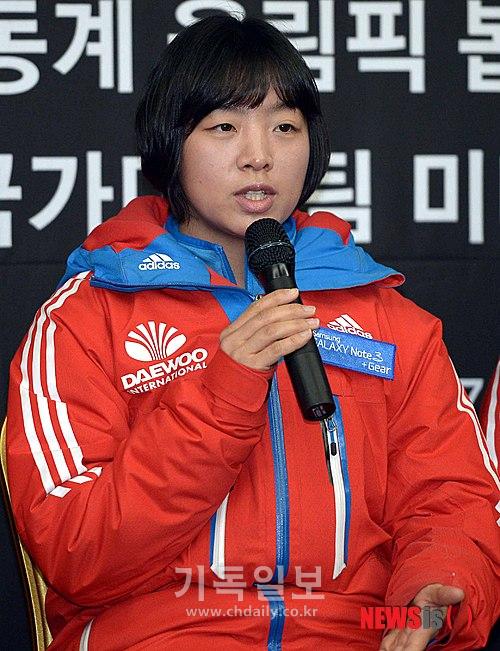 여자 봅슬레이 국가대표 김선옥 선수가 지난달 27일 오후 강원 용평 알펜시아 그린피아에서 열린 봅슬레이·스켈레톤 국가대표팀 미디어데이에서 인사말을 하고 있다. 2014.01.27.  ©용평=뉴시스