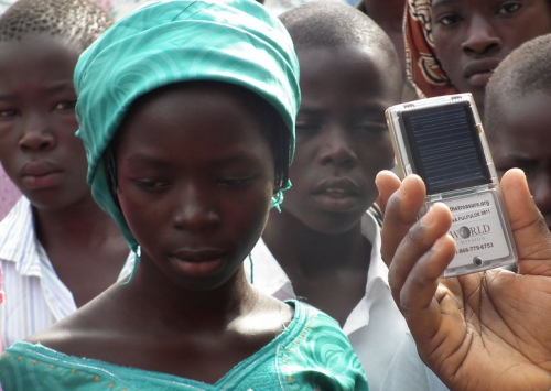 월드미션(World Mission)의 오디오 성경에서 흘러나오는 복음에 귀 기울이고 있는 나이지리아의 소녀. ⓒWorld Mission
