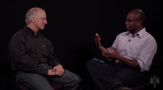 존 파이퍼 목사가 개혁주의아프리칸어메리칸 네트워크 지마 티스비 회장과 인종화합을 주제로 대담에 임하고 있다.  ©RAA Network