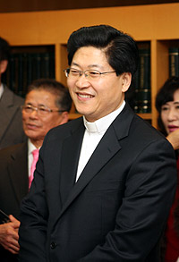 갈보리교회 제3대 담임목사로 확정된 이웅조 목사가 환하게 웃고 있다. ⓒ김진영 기자