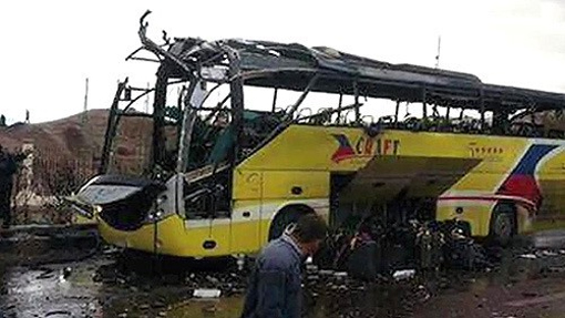 성지순례단이 타고 있던 관광버스가 테러로 인해 전소됐다. ⓒ보도화면 캡쳐