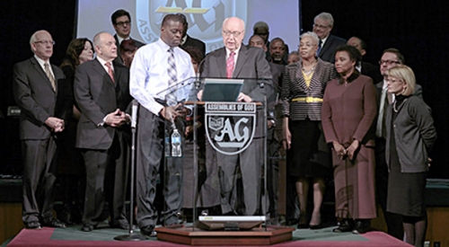 하나님의성회 조지 우드 회장(앞줄 오른쪽)과 하나님의성회협회 토마스 바클레이 회장(앞줄 왼쪽)이 최근 미주리 주 스프링필드에 소재한 하나님의성회 본부에서 열린 기념 예배에서 제휴 협약서에 서명하고 있다. ⓒAG NEWS.