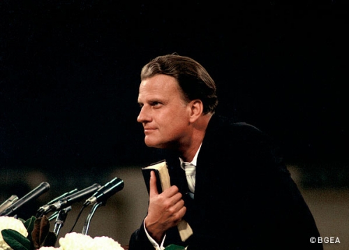 1963년 크루세이드 집회에서의 빌리 그래함 목사. 현재 95세인 그는 70여 년간을 복음전도만을 위해 헌신했다. ⓒ빌리그래함전도협회(BGEA).