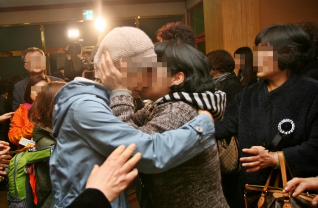 19일 오후 충북 진천군 진천읍 진천중앙교회에 도착한 이집트 폭탄 테러 피해자가 교회에서 기다리던 성도와 오열하고 있다.