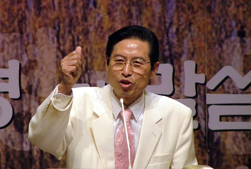 집회를 인도하는 고흥식 목사