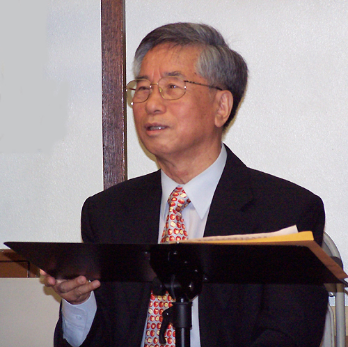 말씀을 전하는 조정칠 목사