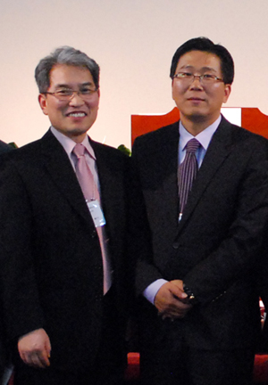 문재화 신임 노회장(오른쪽)과 이원복 신임 부노회장(왼쪽)