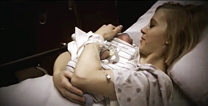 그레이슨 제임스 워커를 안고 있는 헤더 워커 