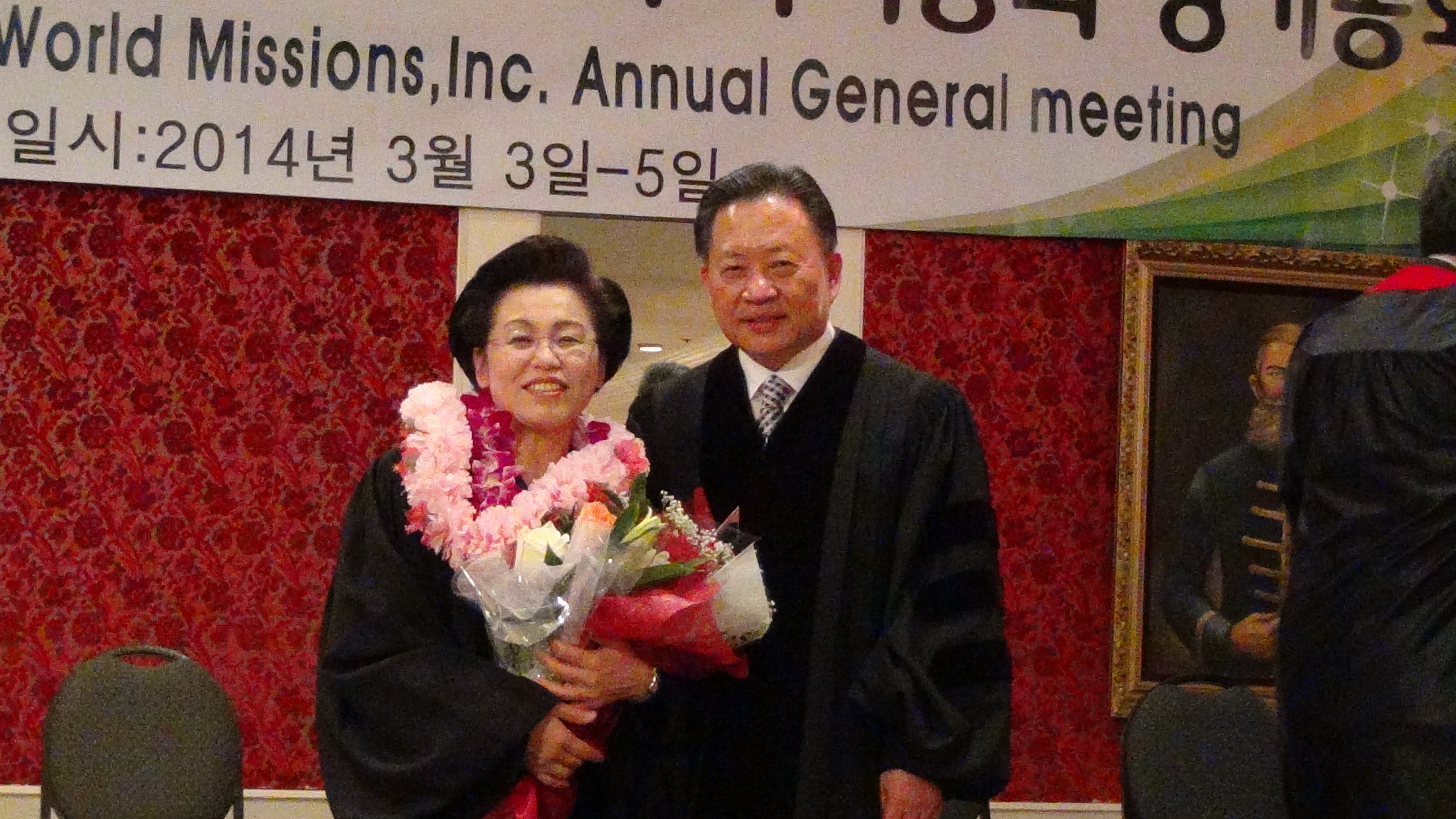 순복음세계선교회 북미총회에서 목사안수를 받은 이진아 사모(좌)와 총회장에 임명된 이만호 목사(우). 이만호 목사와 이진아 사모는 목사부부로 아름다운 동역을 하며 제 2의 사역을 펼친다.