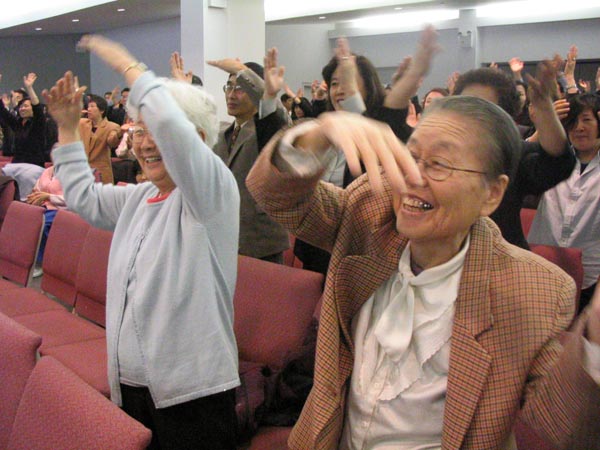 춤을 추며 주님을 찬양하는 할머니들