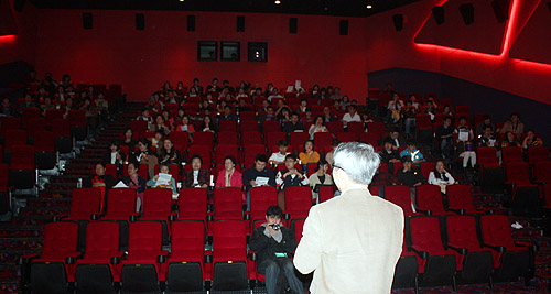 영화 관람차 단체로 극장을 찾은 중앙성결교회 30-40대 성도들. ⓒ이대웅 기자