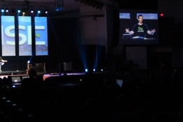 리벌스 집회를 이끈 그렉 스티어 목사 