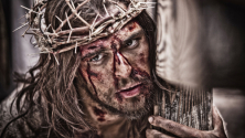 영화 속에서 가시 면류관을 쓰고 피를 흘리고 있는 예수 그리스도의 모습. ⓒ플레인글로벌 제공