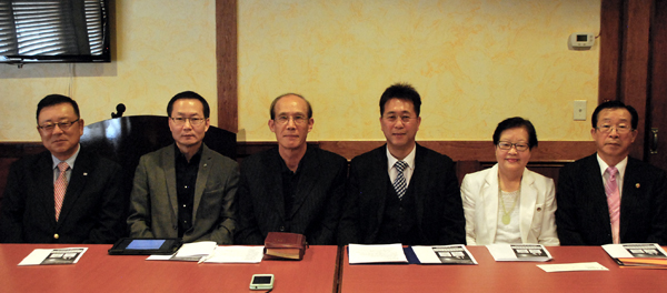 기자회견에 참석한 교협 임원진이 기도주일 운동에 대해 설명하고 있다.