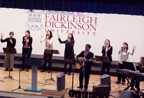 찬양을 인도하는 오벤자민 목사