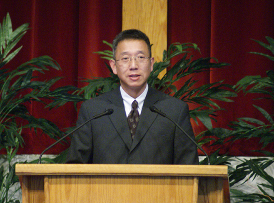 마지막날 성회 사회를 보는 조대형 목사