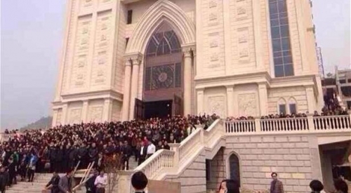 중국 저장성 원저우 시에 최근 세워진 산장교회와, 그 주위를 둘러싼 교인들. ⓒpersecution.org.