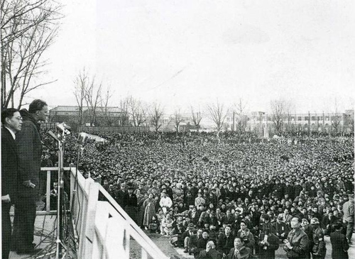 1956년 2월 서울전도대회. 한경직 목사가 빌리 그래함 목사의 설교를 통역하던 모습. ⓒ한국기독교역사박물관