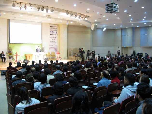 안산기독교연합회는 18일 저녁 안산빛나교회에서 모여 실종자들과 실종자 가족들을 위해 간절히 기도했다.  ©김재모 기자