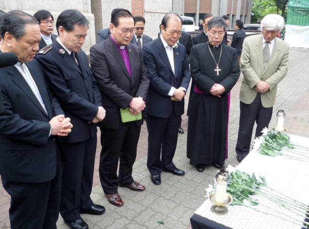 NCCK 교단장들과 임원진들이 '세월호' 생존자 무사귀환과 유가족들을 위해 기도하고 있다.  ©이동윤 기자