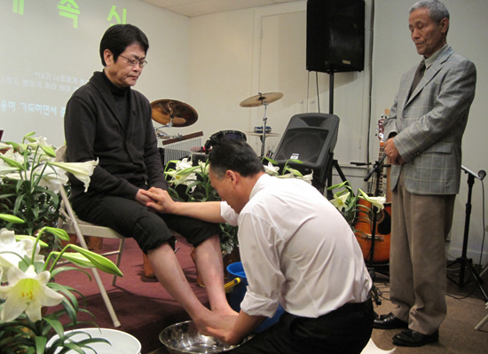 뉴욕비전교회는 성금요일인 18일 세족식을 진행했다.