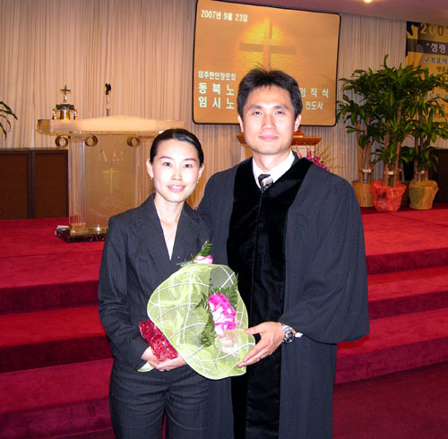 노은석 목사(우) 부부