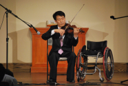 장애인의 날 기념예배에서 연주하는 차인홍 교수