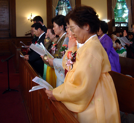 직분자들이 선서를 하고 있다.