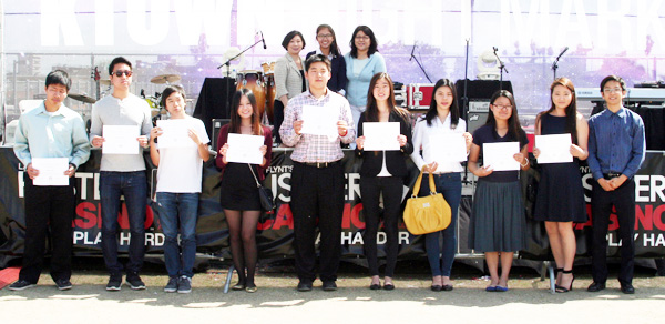 한미연합회가 주최한 에세이 대회의 수상자들