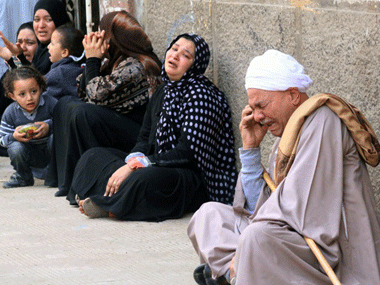 사진은 판결 직후 밖에서 오열하거나 정신을 잃은 사형선고자들의 가족들