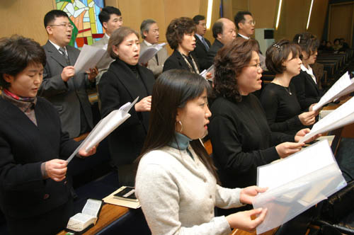 장기려 선생 추모예배에서 특송을 부르는 산정현교회 성도들. ⓒ 송경호 기자