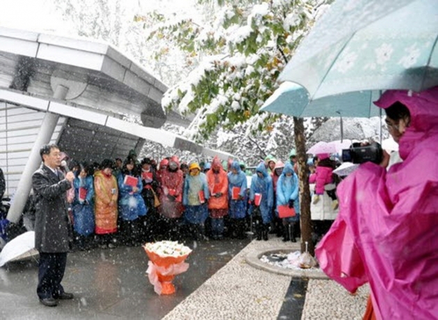 핍박 때문에 구입한 교회 건물에서조차 예배를 드리지 못한 일부 중국 가정교회들은 실외에서 예배를 드리고 있다.  ©중국어문선교회