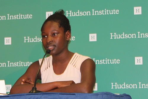 기자회견에서 발언하고 있는 데보라 피터스.