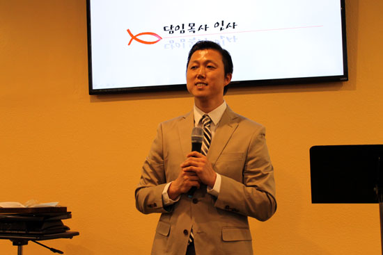 훼드럴웨이 벧엘침례교회 담임 목사 취임 후 인사하는 배상헌 목사