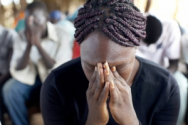기도하는 수단 기독교인 여성. ⓒreleaseinternational.org