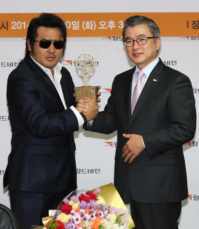 김보성 홍보대사(좌)와 전재현 신규마케팅본부장(우). ⓒ월드비전 제공