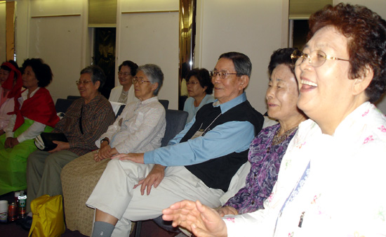 PCUSA 동부한인노회의 에녹수양회에 참석한 이들이 즐겁게 각 팀의 촌극을 구경했다.