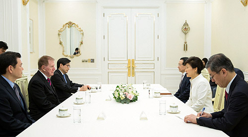 박 대통령이 마이클 커비 전 위원장을 접견하고 있다. ⓒ청와대 제공