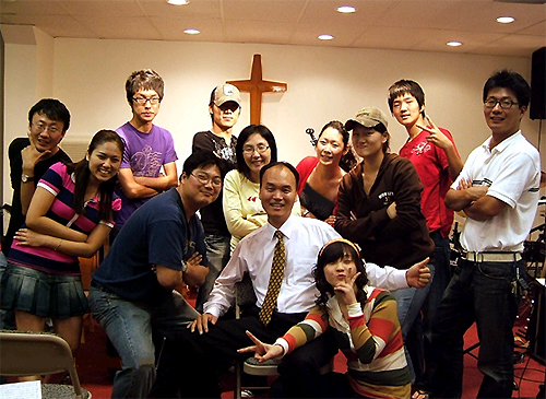 4주년 축제를 준비하는 청년들과 김연규 목사