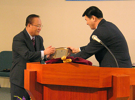 37대 한인목사회장인 이상문 목사가 36대 회장인 박형주 목사에게 감사패를 전달하고 있다.