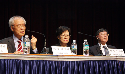 이상규 박사(맨 왼쪽)가 발표하고 있다.