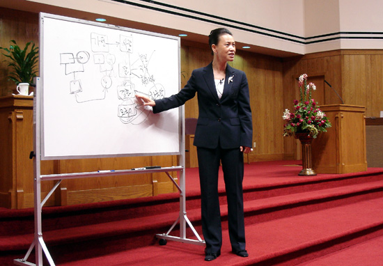 도은미 사모는 뉴저지한소망교회서 '행복한 가정 만들기'집회를 진행중이다.