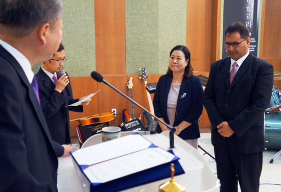 이호잣·배은경 선교사가 유해근 목사(맨 오른쪽)로부터 선교사 파송장을 받기에 앞서 권면의 말을 듣고 있다.  ©나섬교회
