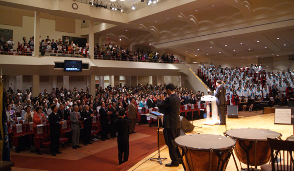 2014 할렐루야대회가 진행되는 프라미스교회 본당. 첫째날 우천에도 많은 성도들이 대회를 찾았다.
